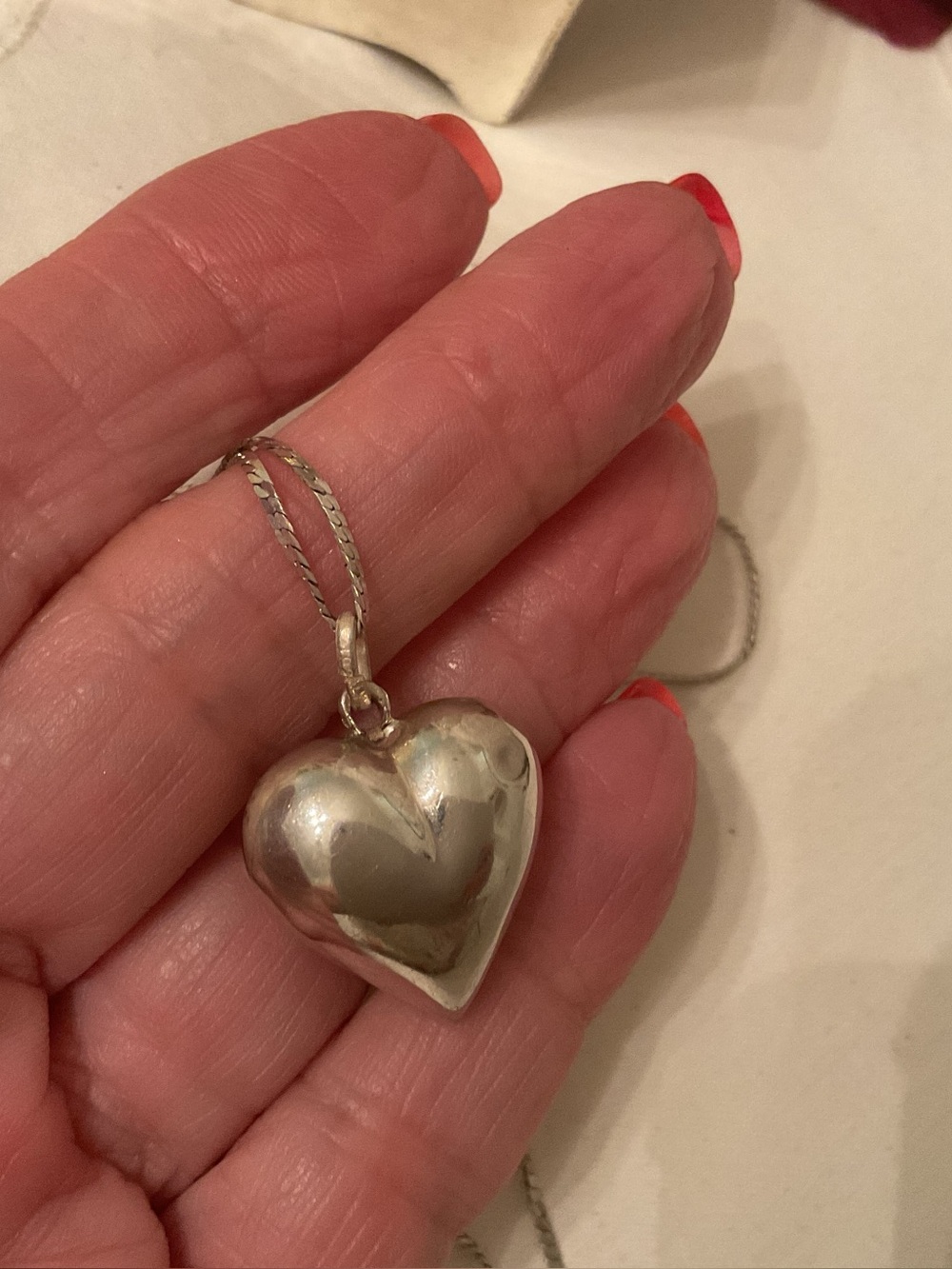 VINTAGE 925 STERLING SILVER TWO-SIDED PUFFED HEART WITH 24” 925 ITALY CHAIN - Picture 5 of 11
